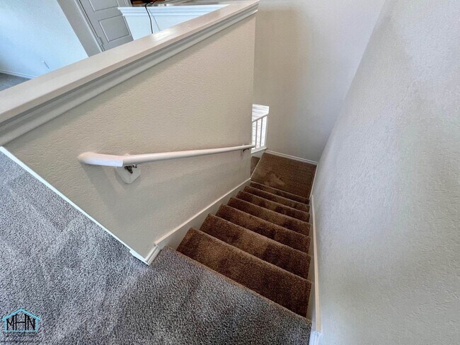 Building Photo - Beautiful 2-story 4 bed/2.5 bath home with...