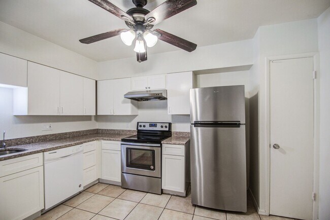 Primary Photo - Charming 3 bedroom Townhome near MCC & Med...