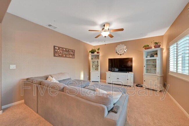 Building Photo - 5609 Peach Tree Dr