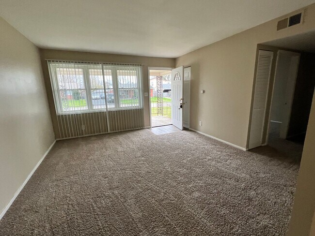 Building Photo - 349 Knollwood Cir