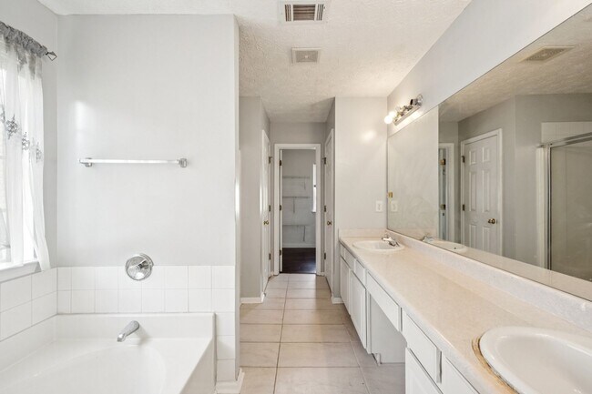 Building Photo - Spacious 4BR House in Lawrenceville