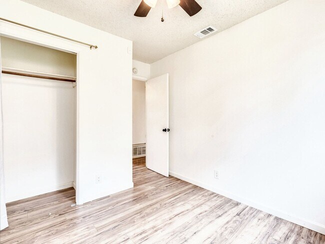 Building Photo - Charming 4BR / 2BA Home Featuring Fireplace, White Cabinets & Big Tree