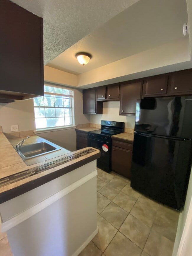 Building Photo - 2 Bedroom 1.5 Bath Apt at the Monterey Square Apts NW OKC