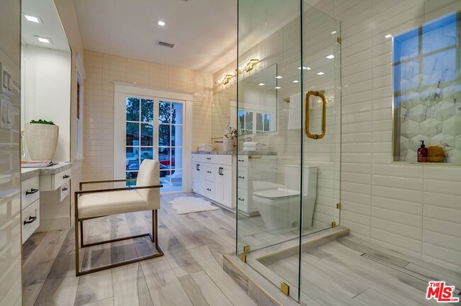 Building Photo - 1524 N Sierra Bonita Ave