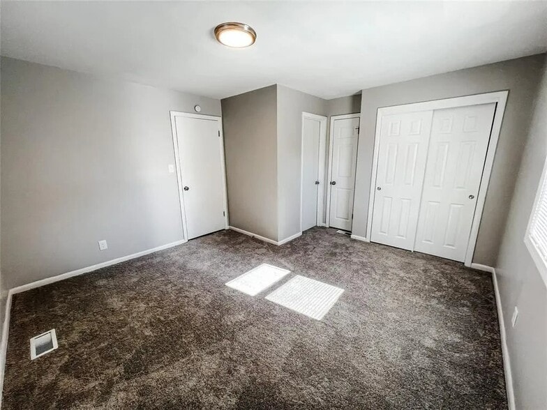 Building Photo - 336 N Riley Ave