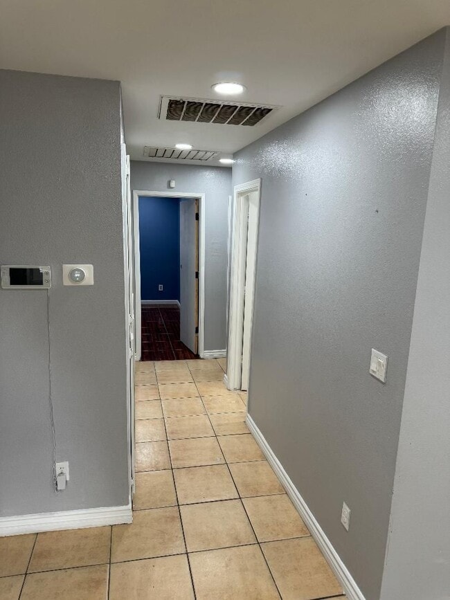 Building Photo - NEWLY RENOVATED ARVIN HOME HAVEN