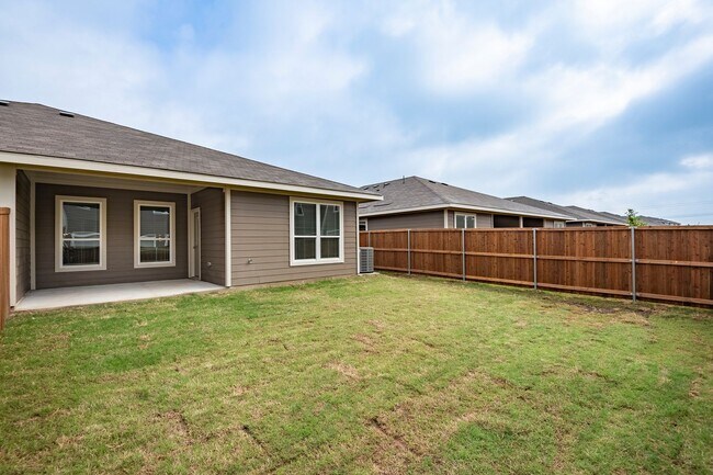 Building Photo - AVAILABLE NOW! GORGEOUS 4 BEDROOM DUPLEX L...