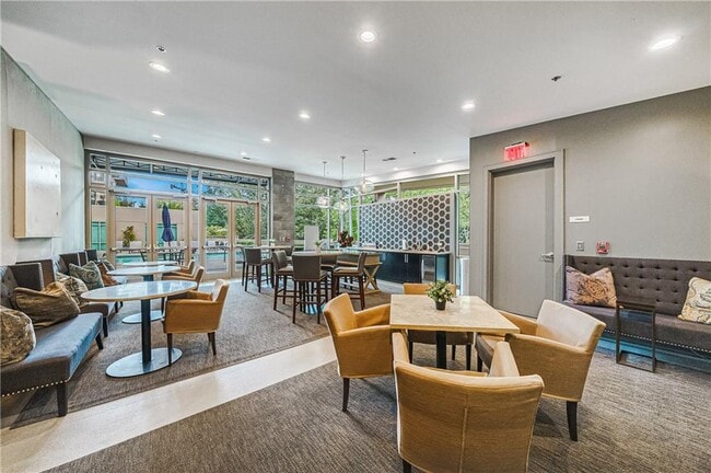 Building Photo - 905 Juniper St NE