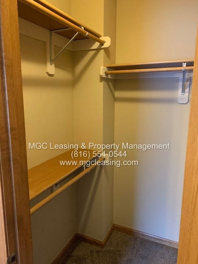 Building Photo - A Bright, Comfortable Split-Level Home in a Convenient Raymore Location