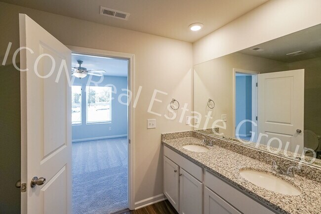 Building Photo - Beautiful 3-Bedroom Townhome with Modern Finishes & Prime Location!