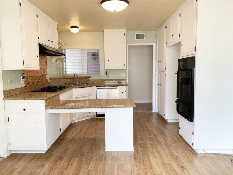 Building Photo - 9687 Azalea Cir
