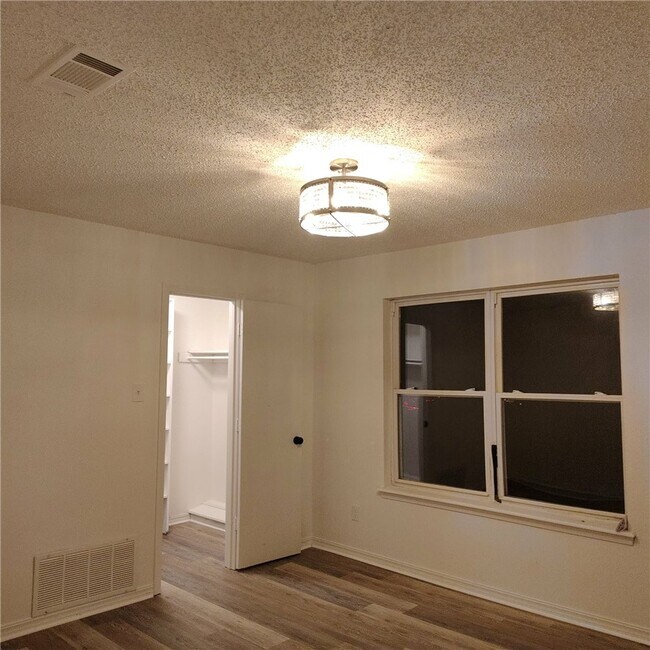 Building Photo - 3129 Glen Flora Way