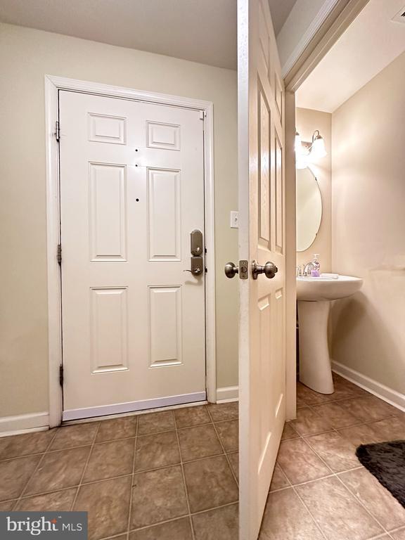 Building Photo - 920 Hopkins Cor