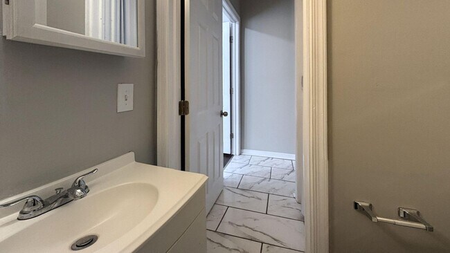 Building Photo - 1915 W Erie Ave