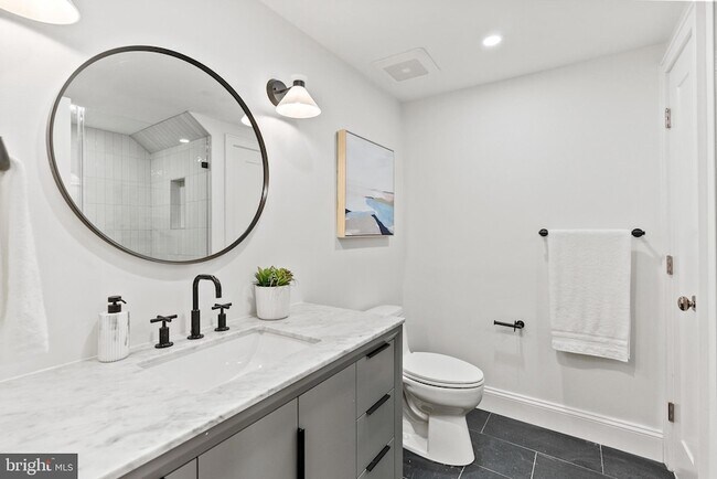 Building Photo - 2460 Ontario Rd NW