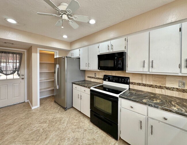 Building Photo - New flooring and paint!