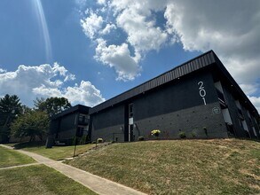 Building Photo - The Edge at Lakeshore: 3 Bedroom, 1.5 full Bath apartment! Stainless Steel Appliances, Granite Co...