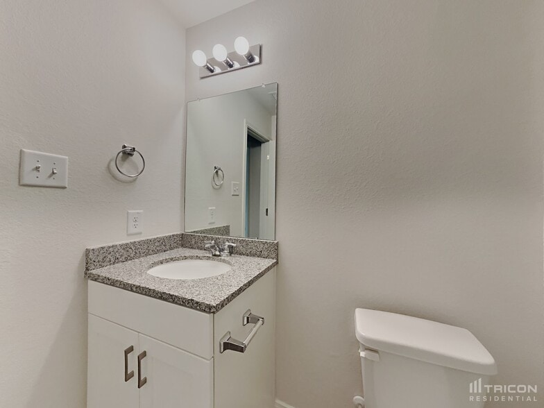 Building Photo - 15680 Del Norte Dr