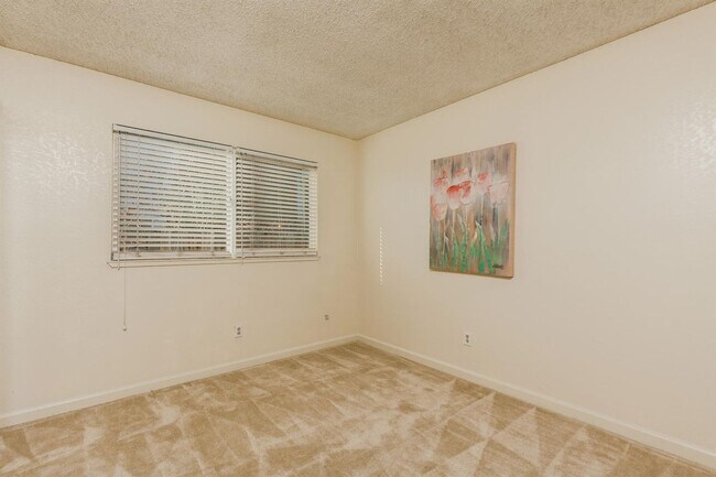 Building Photo - Beautiful 4/2 home