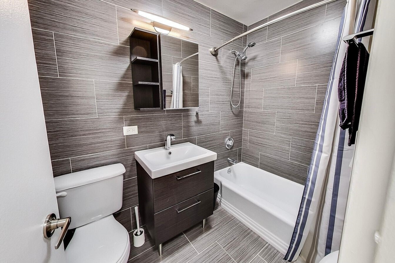 Building Photo - 6301 N Sheridan Rd