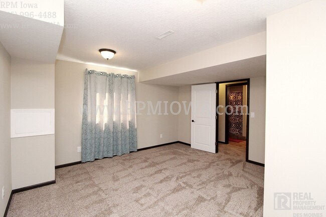 Building Photo - OVER 2000 SQ FT!!   5 Bedroom, 3.5 Bath Home in Urbandale