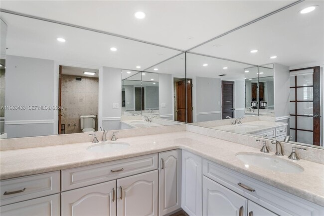 Building Photo - 6039 Collins Ave