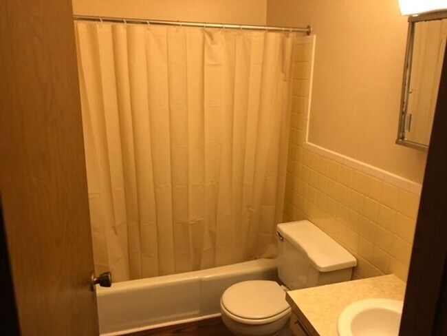 Building Photo - Wilmich Apartments, Akron OH - 1bed/1bath