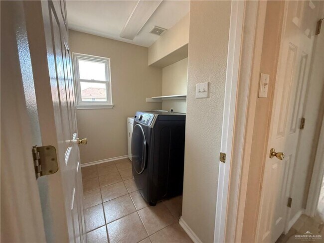 Building Photo - 27 Fern Ave