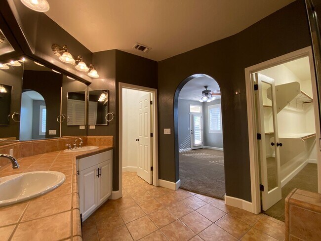 Building Photo - NW Visalia Home Rent Ready! !