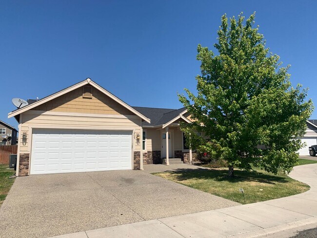 Building Photo - 4 Bedroom 2 Bathroom Rambler with Garage a...