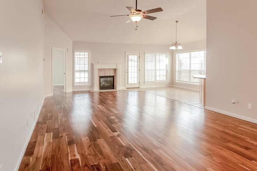Building Photo - 3135 Quartz Dr