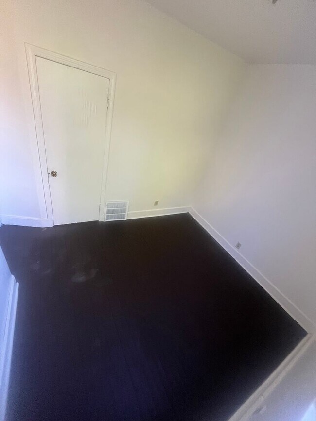 Building Photo - Spacious 3BR Lower Duplex Rental