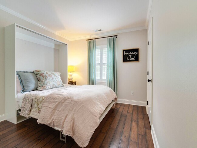 Building Photo - A picture perfect cottage home ready for you with community pool!