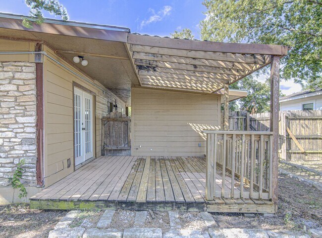 Building Photo - 1410 Kamar Dr