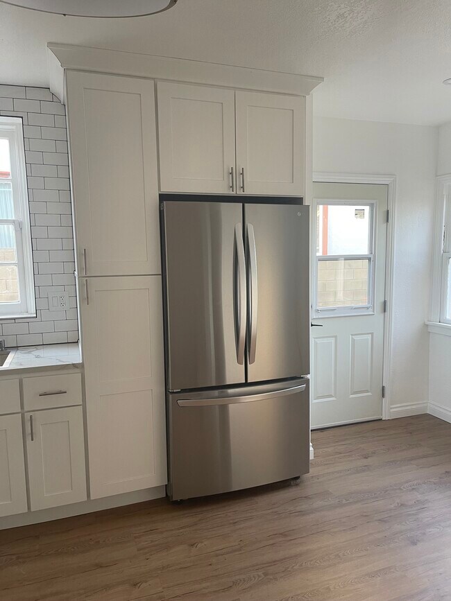 Kitchen - 826 E Elmwood Ave