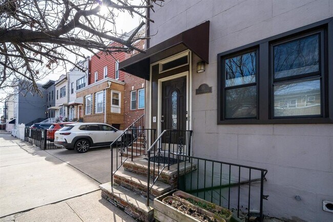 Building Photo - 55 Bowers St