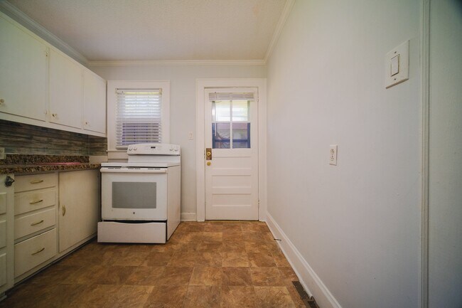 Building Photo - "Charming 3-Bedroom Home with Hardwood Floors & 2 Full Baths in Bessemer City – 1758 Sq Ft of Com...