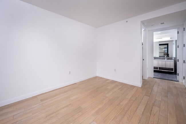 Building Photo - 160 1st St