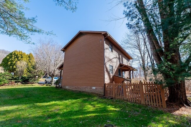 Building Photo - 112 Wickham Square