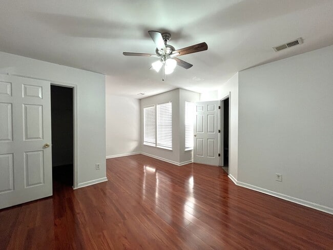 Building Photo - Great 2 Bedroom Townhome with Basement and Garage!