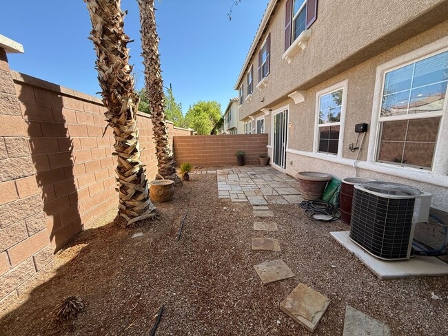 Building Photo - Beautiful 2-Story Townhome in Gated Area w...