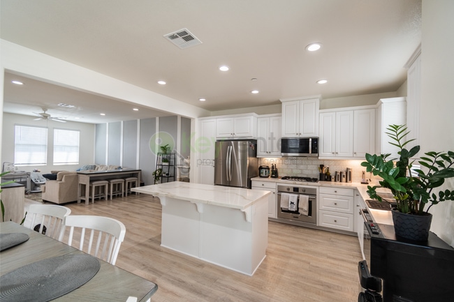 Building Photo - Stunning Verano at Skyline |Gated Community |HOA, Pool, Playground