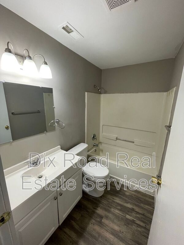 Building Photo - 324 Maeder Ave