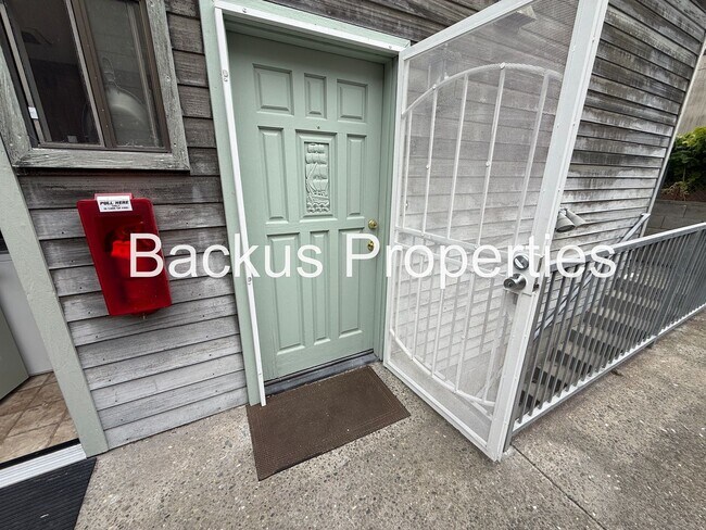 Building Photo - 529 Laine St