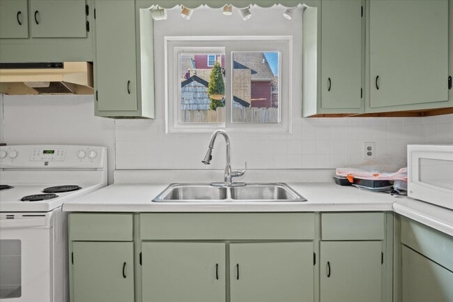 Building Photo - 709 Milan Ave