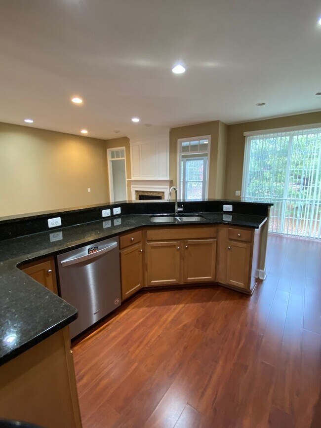 Building Photo - Bright and Spacious End Unit Townhouse in ...