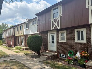 Building Photo - 8445 Hickory Dr