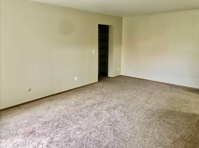 Building Photo - Large 1 Bedroom 1 Bath at Indian Village Apartments