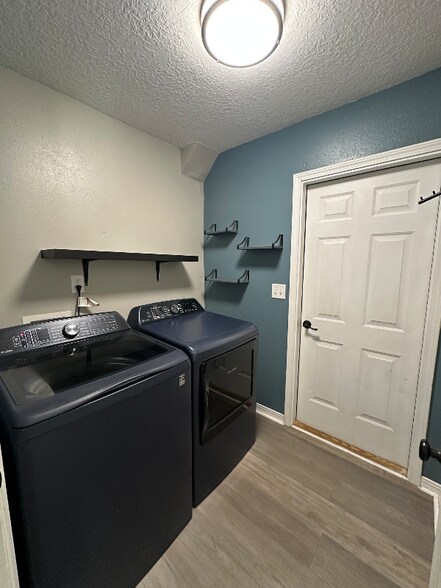 Building Photo - 6347 Ironside Dr S