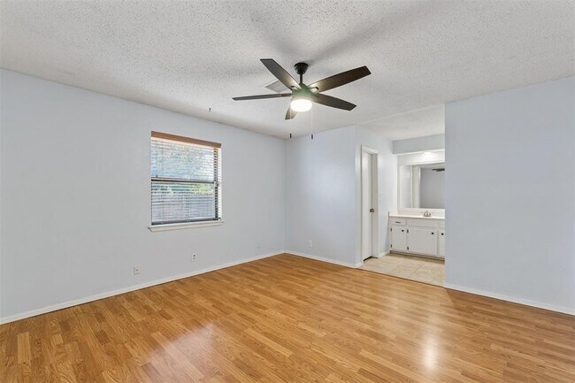 Building Photo - 213 S Silver Dr